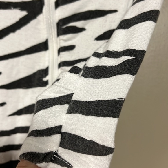 *3/$15!* Angel Dear Zebra print footed sleeper size 6-9 months - Picture 5 of 8